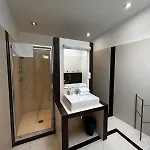Golden With Lift - Old Town Apartment