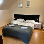 Golden With Lift - Old Town Apartment *