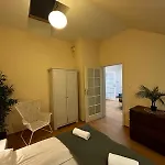 Golden With Lift - Old Town Apartment