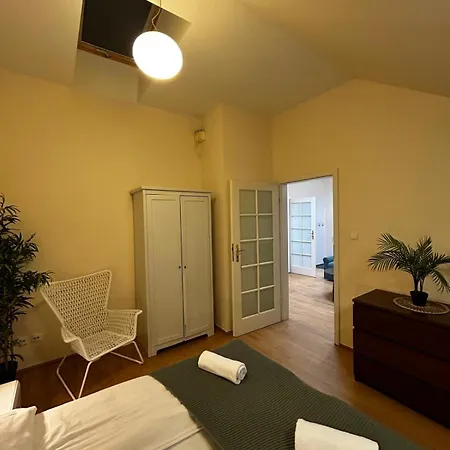Golden With Lift - Old Town Appartement