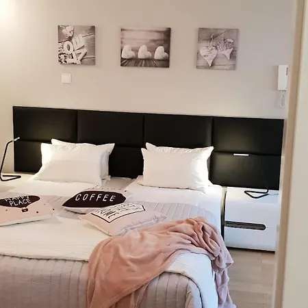 Golden With Lift - Old Town Apartment *