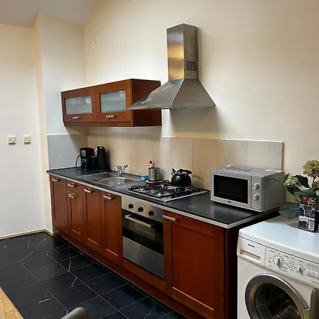 Golden With Lift - Old Town Apartment