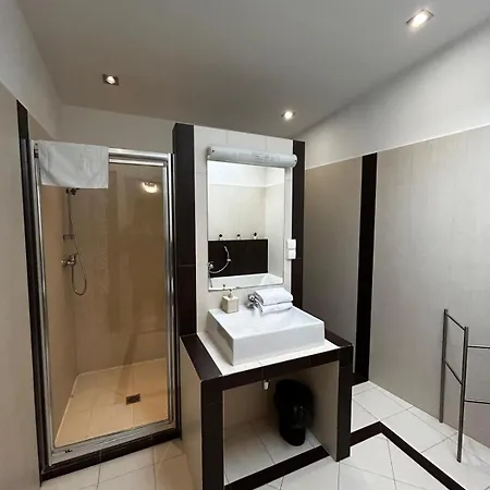 Golden With Lift - Old Town Apartment
