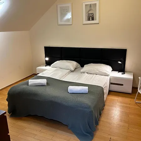 Golden With Lift - Old Town Apartment *