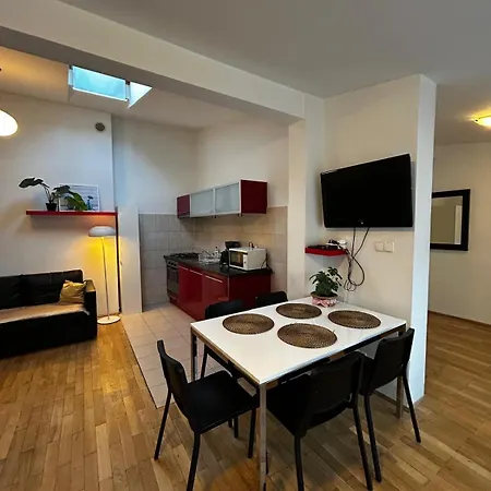 Golden With Lift - Old Town Apartment