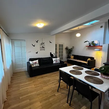 Golden With Lift - Old Town Apartment