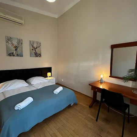 Golden With Lift - Old Town Apartman