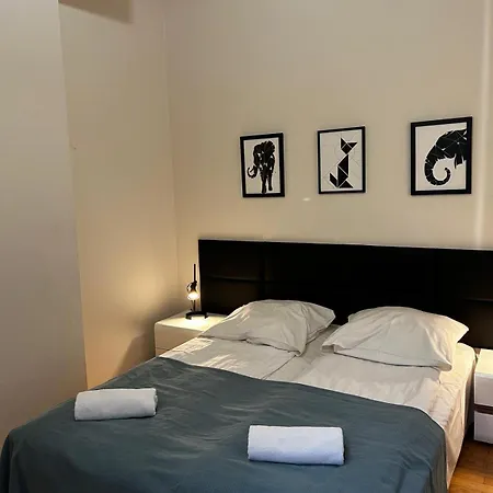 Golden With Lift - Old Town *