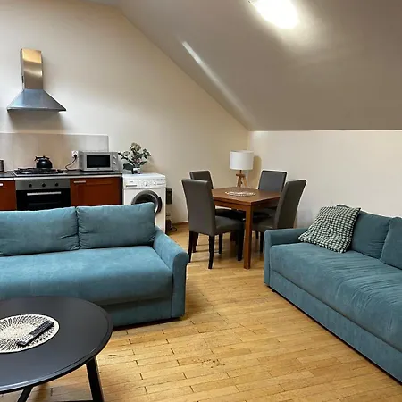 Golden With Lift - Old Town *