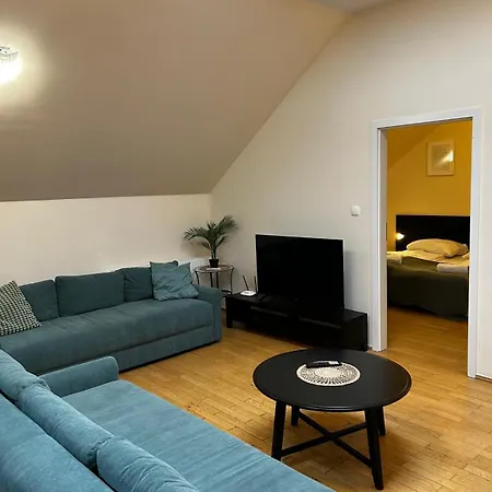 Golden With Lift - Old Town *